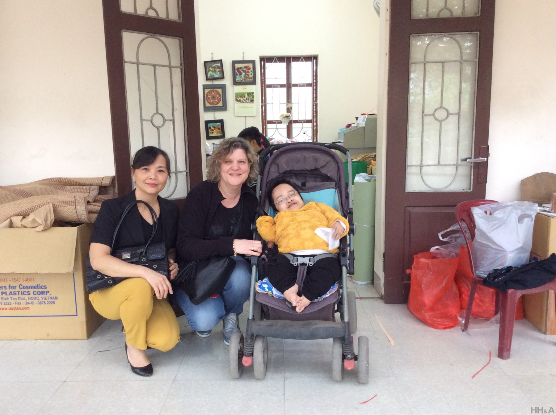 Giám đốc Công ty Hương Anh - bà Hoàng Minh Hương cùng đại diện Hiệp hội Hoa Trắng đến thăm trung tâm