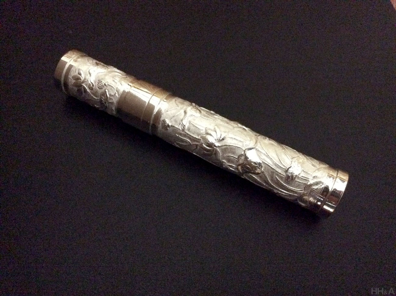 Hộp Cigar chạm sen